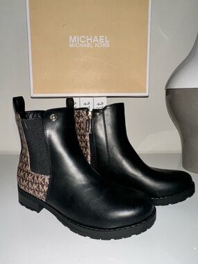 Michael Kors Black Leather Chelsea Boots
Size 3 Youth can fit Woman's size 5